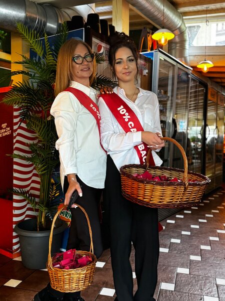 Picol, hostess in Centrul Vechi,